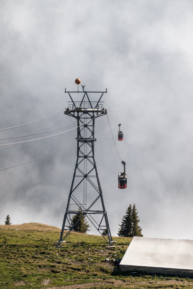 Seilbahn über den Wolken im Berner Oberland