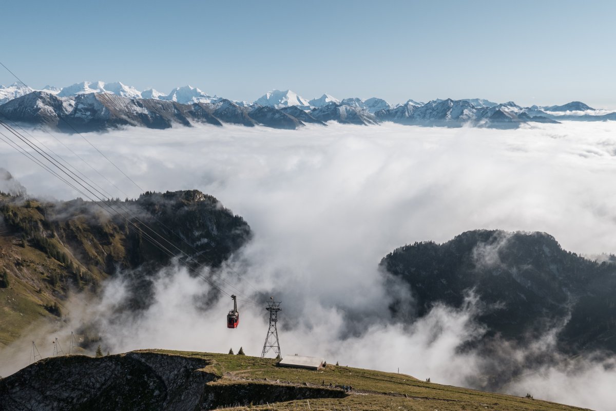 Nebelmeer über dem Hinterstockensee im Simmental