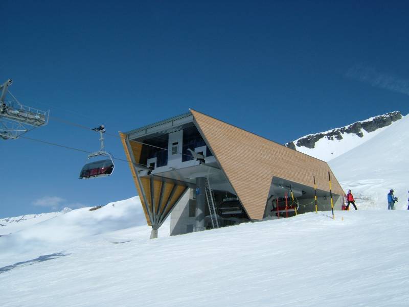 Bergstation der Sesselbahn Scansinas-Mutta Rodunda, April 2006