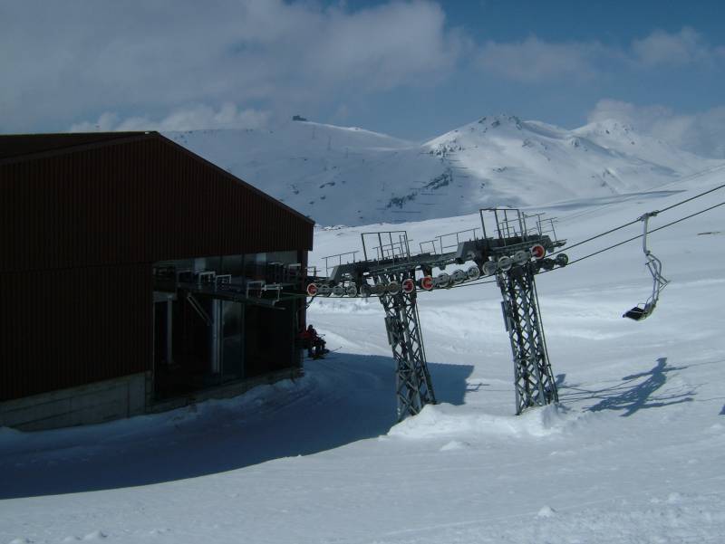 Talstation der Sesselbahn Grisch-La Siala, April 2006