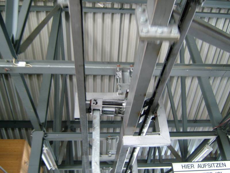 Habegger-Klemme im Stationsumlauf der Sesselbahn Grisch-La Siala. Die Kettenförderer greifen direkt an die Klemmbacke, April 2006