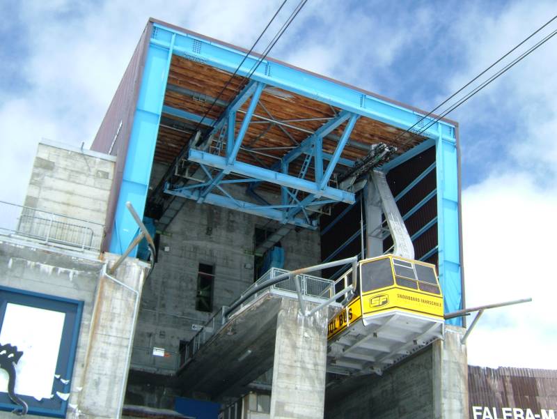 Bergstation der Luftseilbahn Crap Sogn Gion-Crap Masegn, April 2006