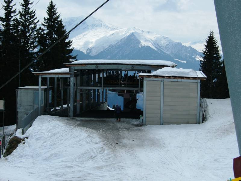 Bergstation der Sesselbahn Falera-Curnius von Garaventa, April 2006