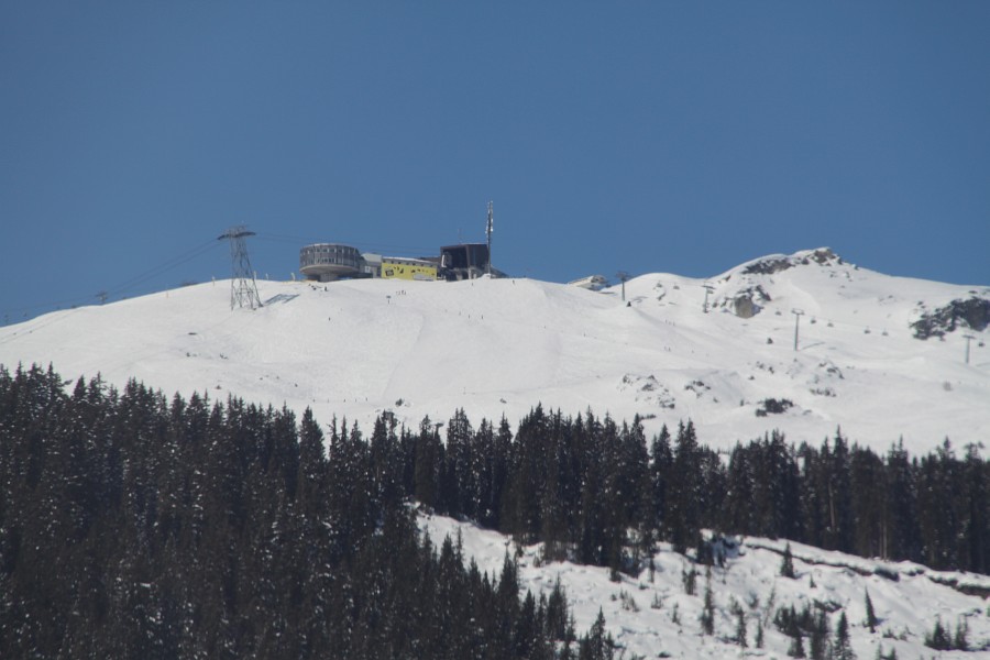 Zoom zum Crap Sogn Gion mit seiner Zubringerbahn aus Laax, der ersten 125er-Luftseilbahn der Schweiz von Habegger und Bell, April 2010