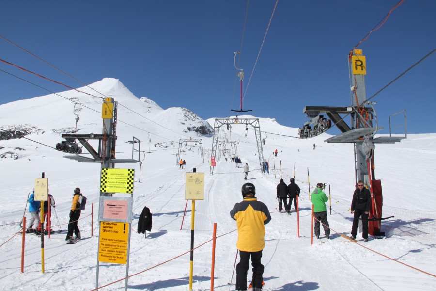 Talstation der beiden Schlepplifte am Vorabgletscher. Das erste Drittel steht mittlerweile gar nicht mehr auf Gletschereis, April 2010