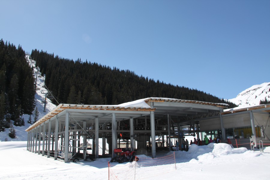 Talstation der Sesselbahn Plaun-Crap Sogn Gion samt Sesselgarage, April 2010