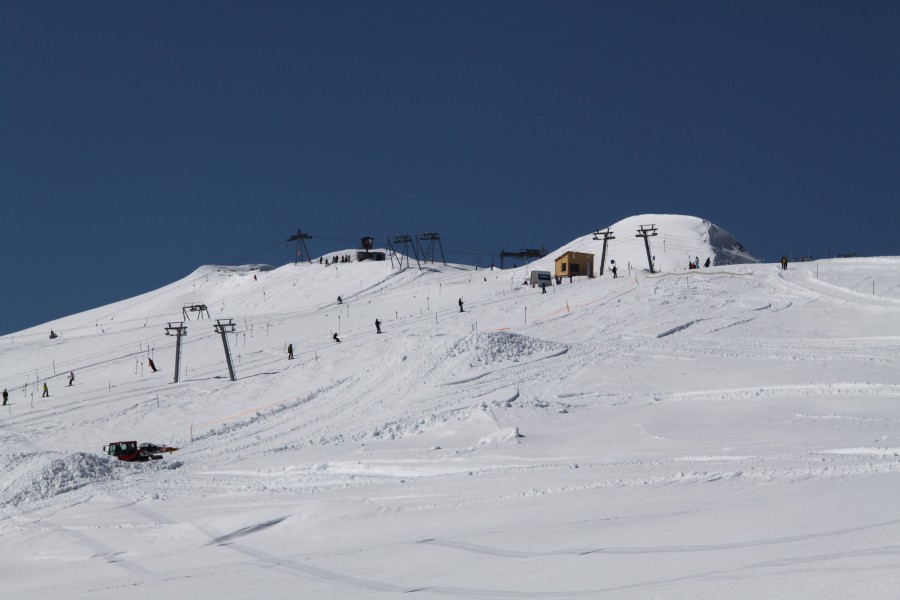 Blick vom Schlepplift Crap Sogn Gion hinüber zu den beiden 2008 neu erstellten Übungsskiliften, April 2010