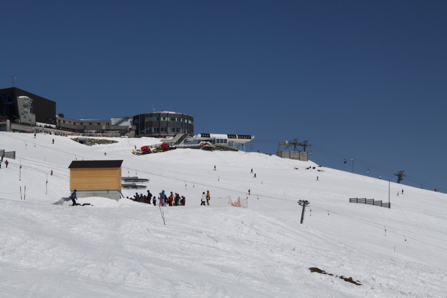 Der Crap Sogn Gion mit all seinen Seilbahnen und Gebäuden, April 2010