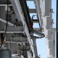 Klemme während des Kuppelvorgangs in der Bergstation der Kabinenbahn Scansinas-Nagens, April 2010