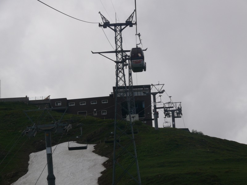 Auch diese Sesselbahn kreuzt die Kabinenbahn, Juli 2008