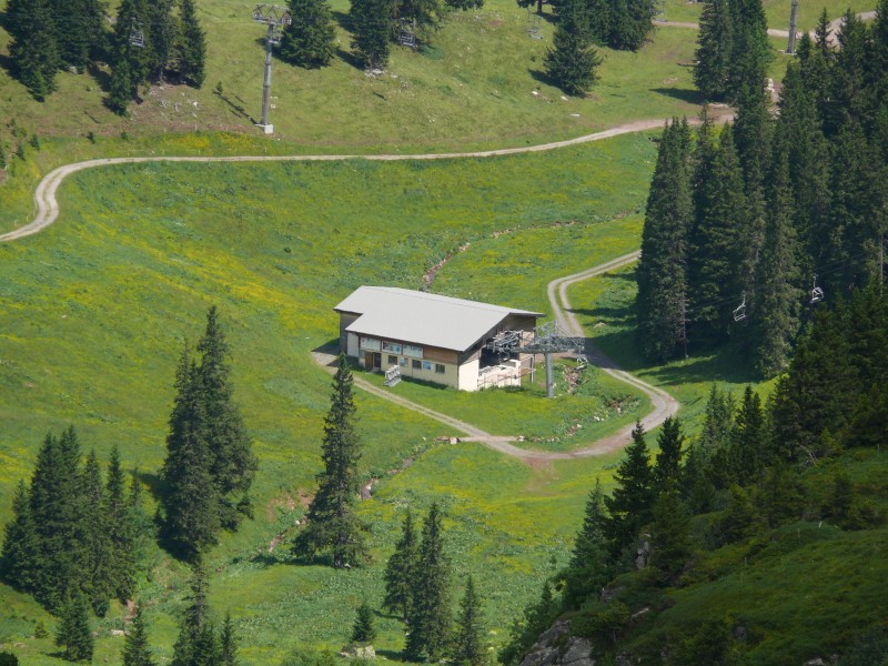 Talstation der Sesselbahn Obersäss-Twärchamm mit gelungenem Design, Juli 2008