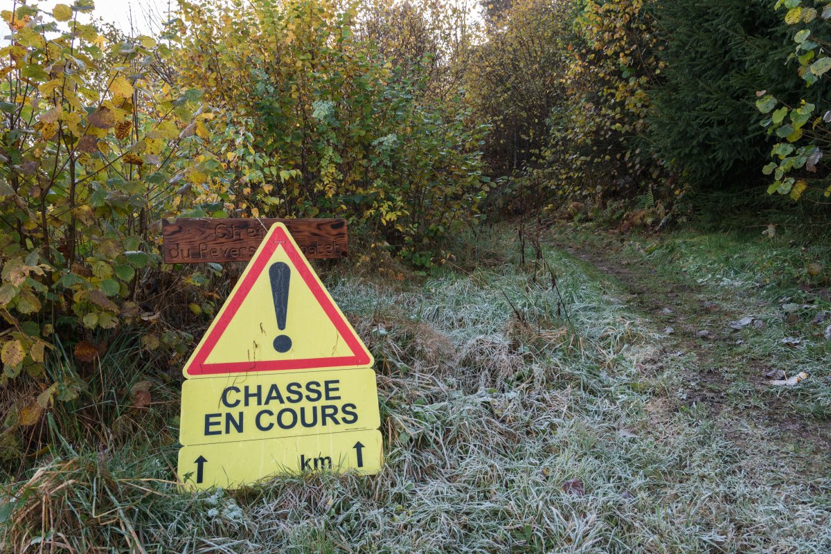Warnschild vor Jagdaktivitäten in Frankreich