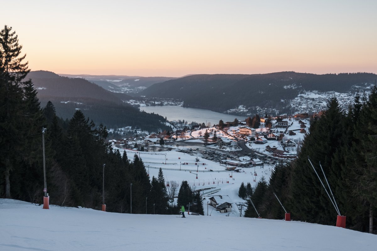 Skigebiet Gérardmer mit Lac de Gérardmer zum Sonnenuntergang, Dezember 2021
