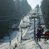 Sesselbahn Grand Haut, die linker Hand von einem Doppelschlepplift gedoppelt wird, März 2015