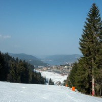 Blick von der Piste du Tétras auf das Übungsgelände Mauselaine, im Hintergrund der Lac de Gérardmer, März 2015