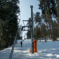 Unterwegs im Schlepplift La Goutte, einem der seltenen kuppelbaren Poma-Schlepplifte mit gewöhnlichen Rollenbatterien, März 2015