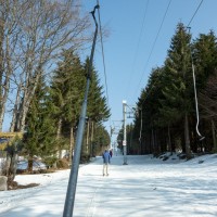 Auf der Rückseite des Tête de Grouvelin erschliesst ein weiterer Poma-Stangenschlepplift mehrere sehr flache Abfahrten, März 2015