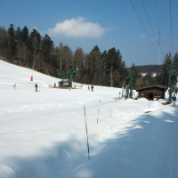Talstationen der beiden parallelen Schlepplifte Chaume Francis, dahinter die Talstation des Schlepplifts La Rainette - auch hier handelt es sich jeweils um Poma-Produkte, März 2015
