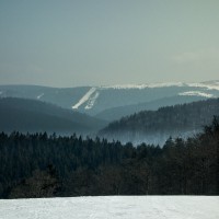 Zoom zum Honeck, einem der höchsten Gipfel der Vogesen. Die Schneise links der Bildmitte gehört zum kleinen Gebiet Retournemer, wo ein Stangenschlepplift betrieben wird, März 2015