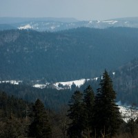 Blick auf ein weiteres nahegelegenes Skigebiet am Lac de Lispach. Ein längerer und mehrere kurze Poma-Schlepplifte erschliessen hier einige Abfahrten, März 2015
