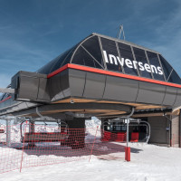 Bergstation der Sesselbahn Inversens, April 2024