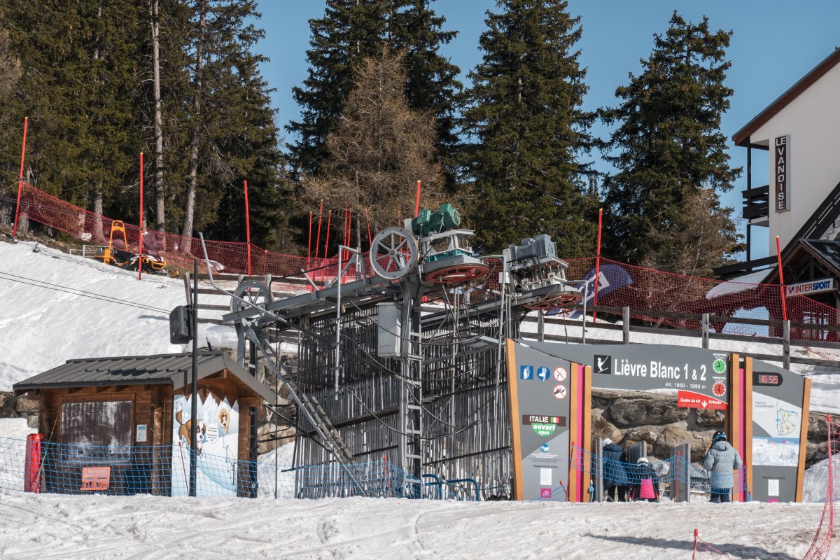 Talstationen der Schlepplifte Lièvre Blanc, April 2024