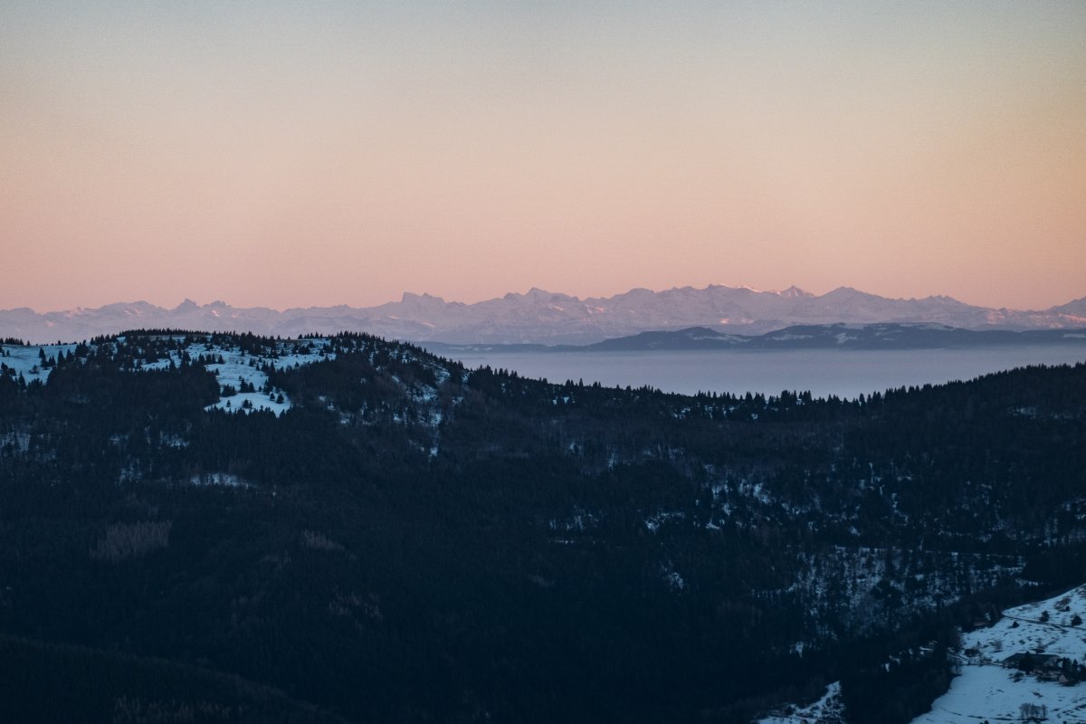Sonnenuntergang im Winter in den Vogesen mit Blick auf die Alpen vom Petit Hohneck