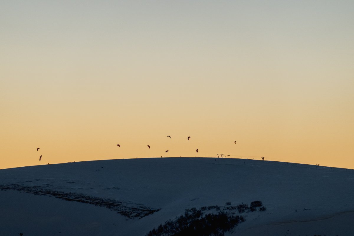 Kastelberg im Sonnenuntergang mit Kitesurfern
