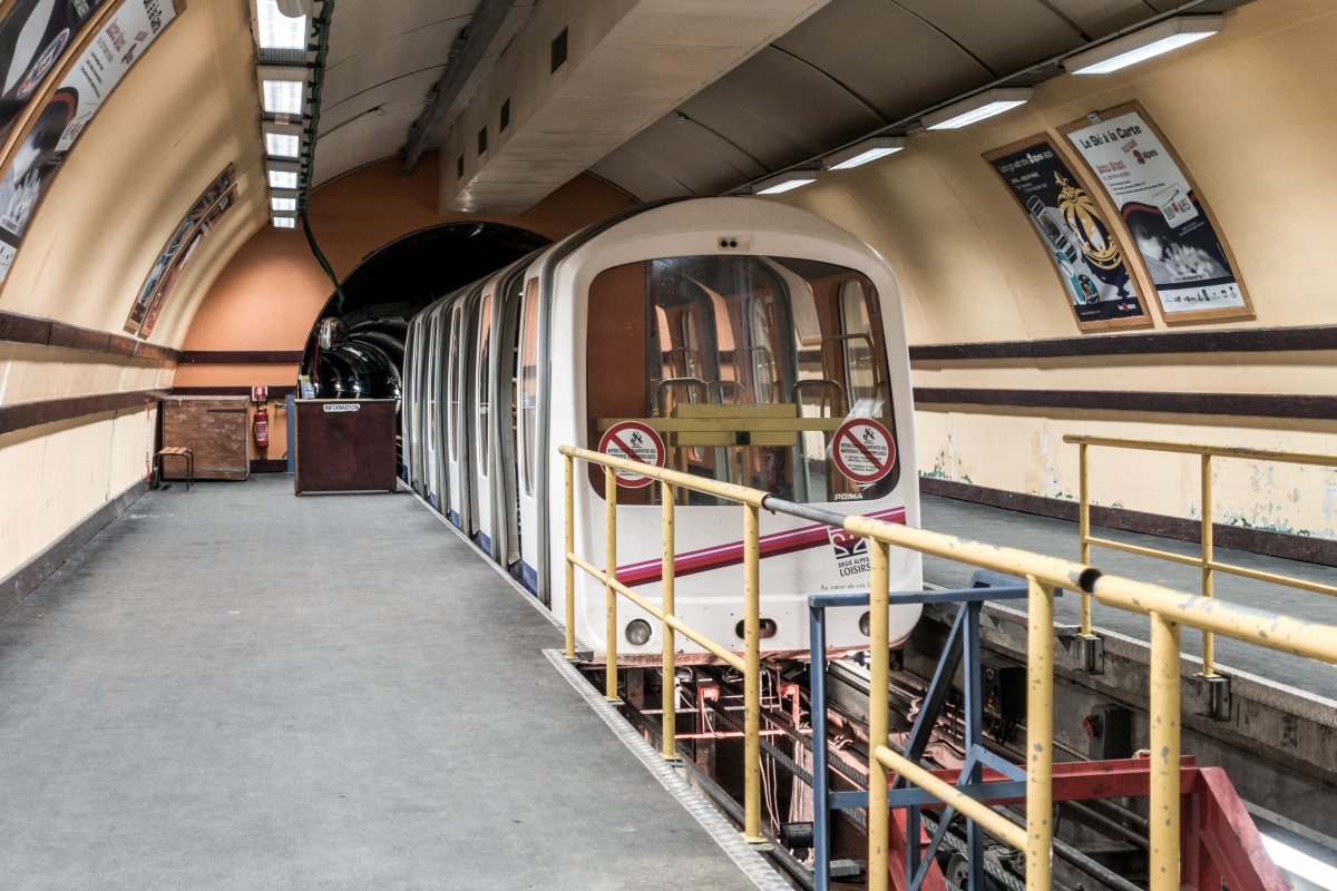 Unterirdische Standseilbahn im Sommerskigebiet Les Deux Alpes, August 2018