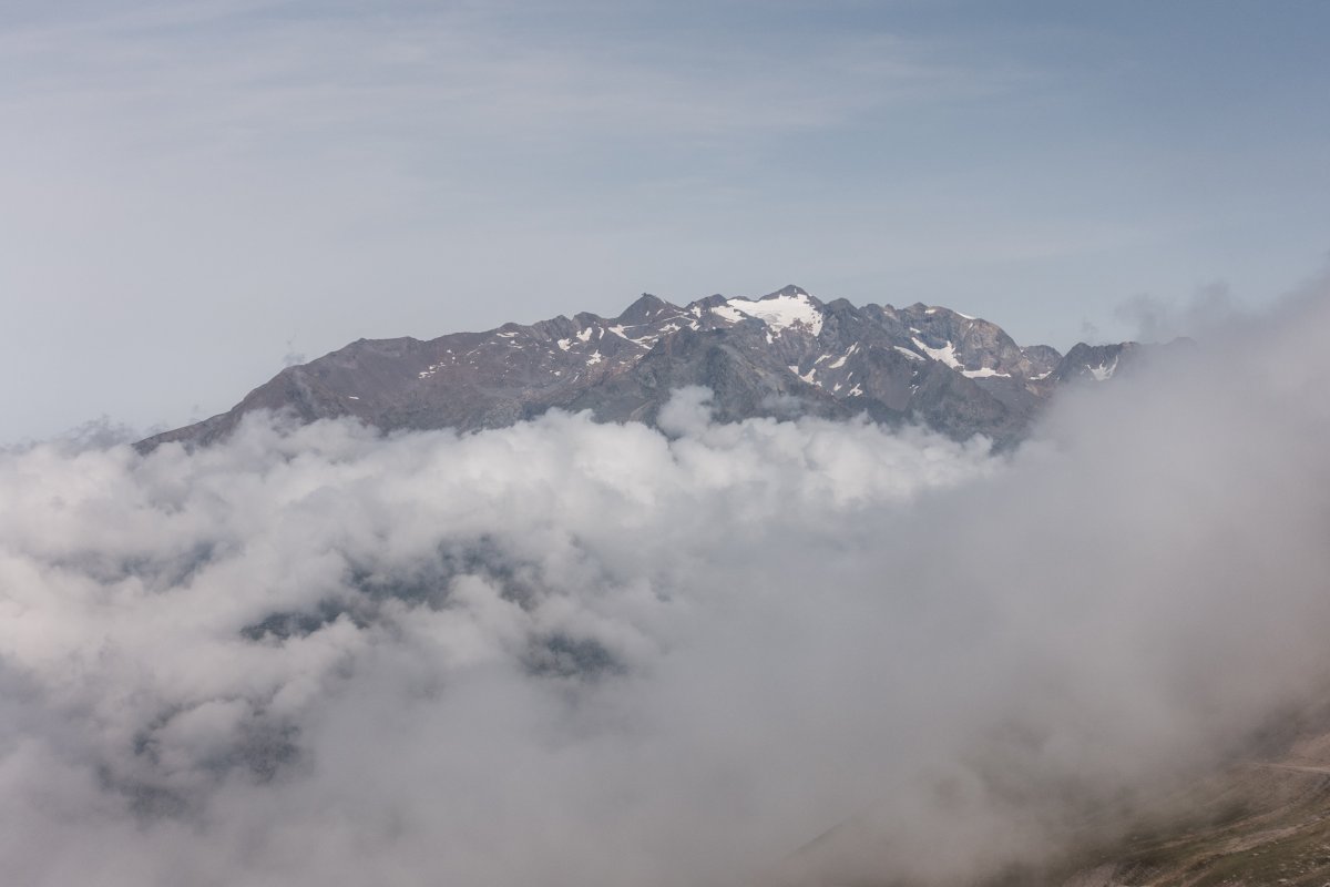 Blick von Les Deux Alpes ins Skigebiet von L'Alpe d'Huez, August 2018