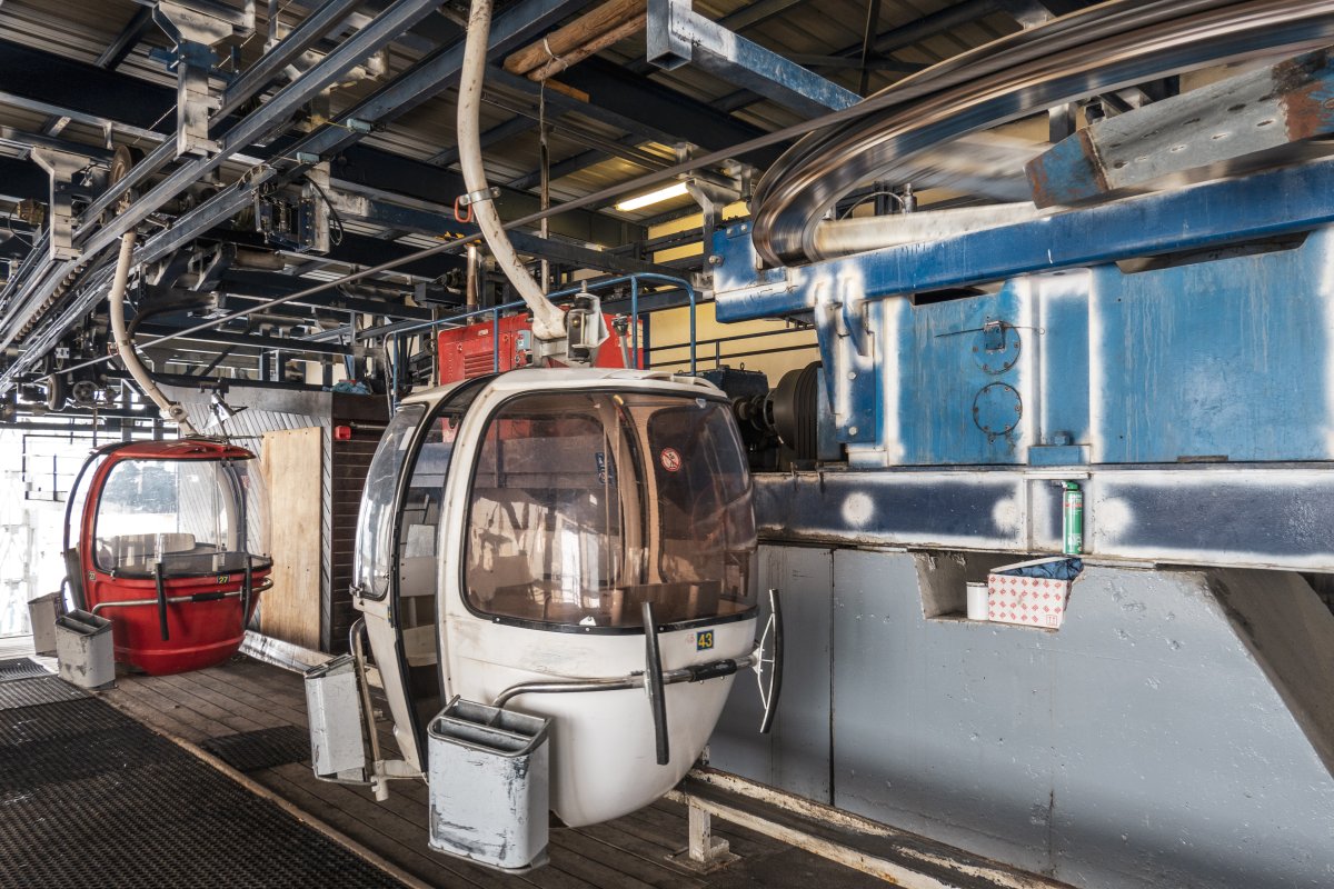 Ausstiegsbereich in der Bergstation mit typischer Poma-Technik