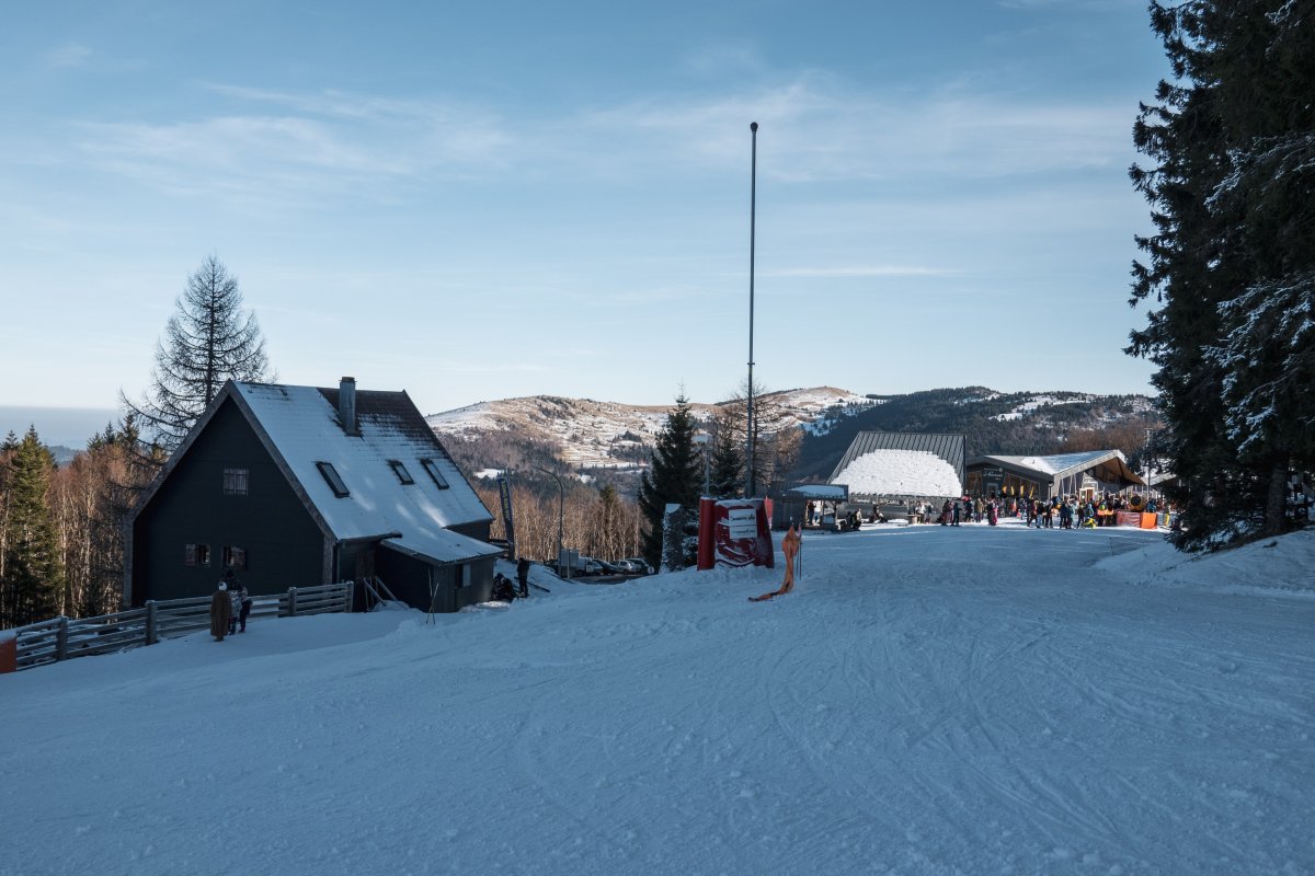 Einstiegsbereich ins Skigebiet Schnepfenried mit Kasse und Restaurant