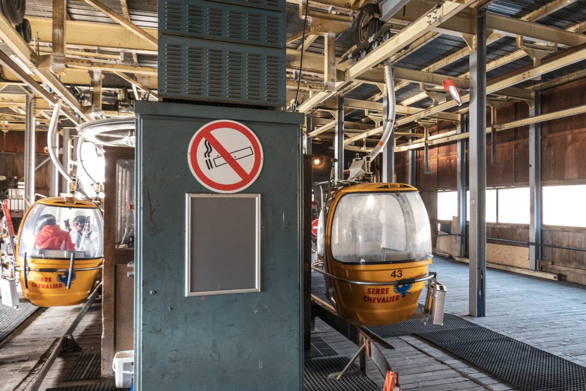 Talstation der Poma-Eiergondelbahn Fréjus im Skigebiet Serre Chevalier