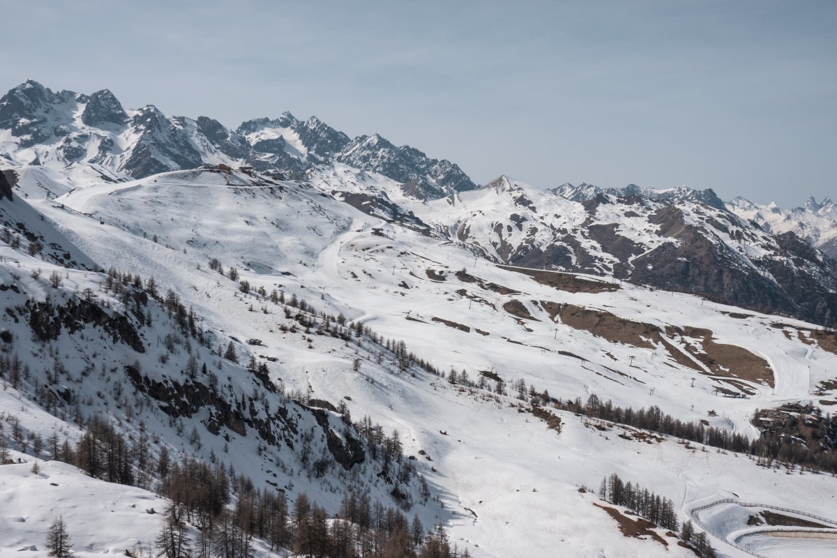 Panorama vom Col de Prorel auf den Skigebietsteil Chantemerle