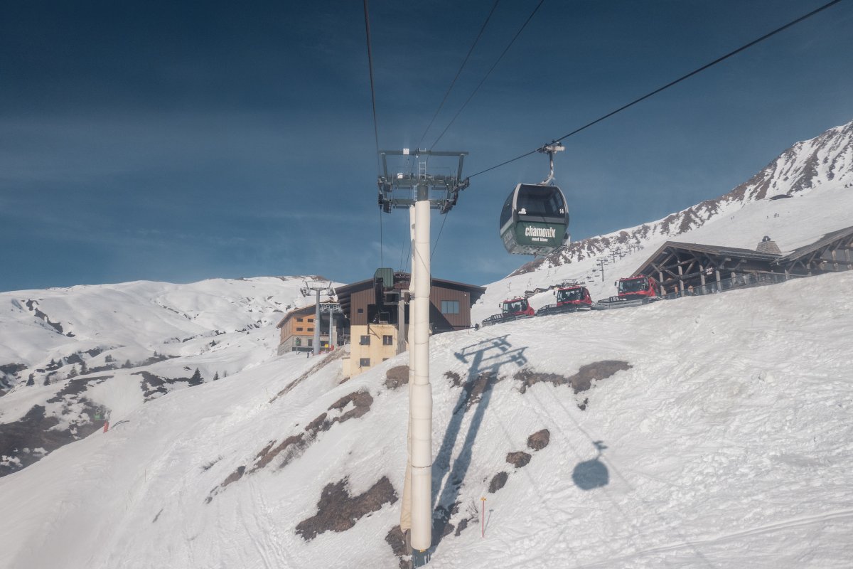Doppelstütze von Montaz Mautino vor der Bergstation mit zweiter Sektion nach Autannes
