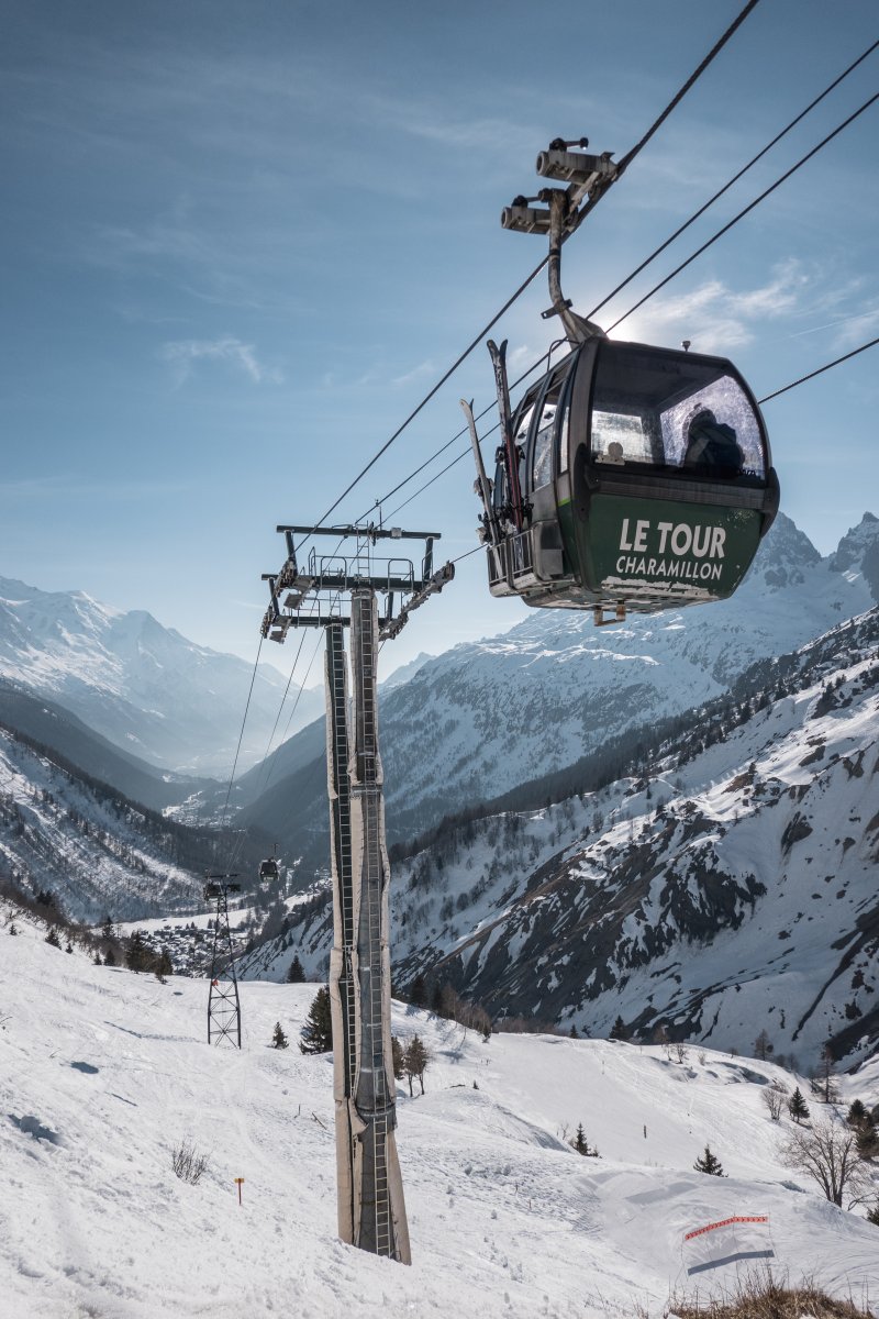 Ausfahrende sechsplätzige CWA-Kabine aus der Bergstation mit Blick Richtung Chamonix
