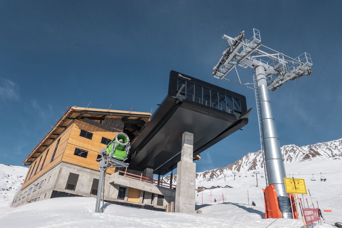 Im Bau befindliche neue Seilbahn als Zubringer von Le Tour