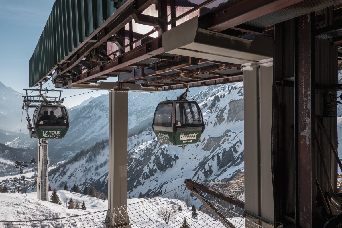 Ausfahrende sechsplätzige CWA-Kabine aus der Bergstation mit Blick Richtung Chamonix