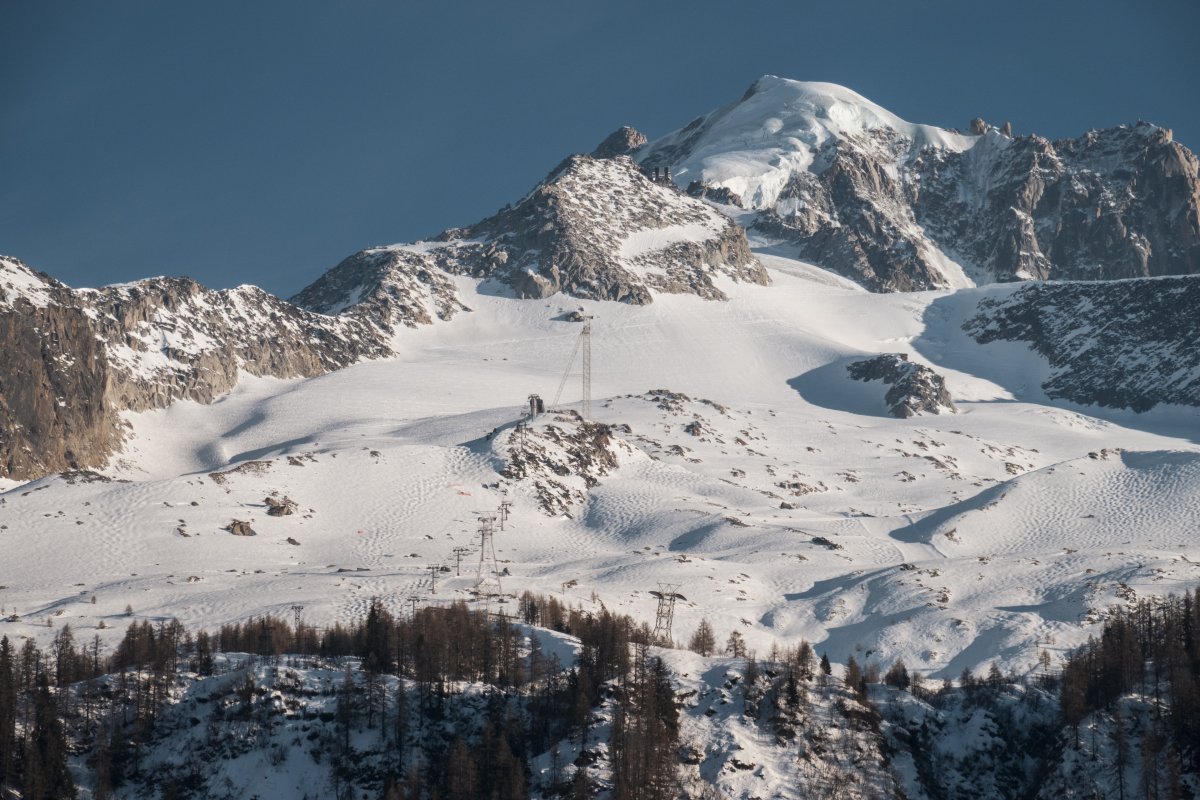 Skigebiet Argentière mit stillgelegten Luftseilbahnen nach Grands Montets, März 2022
