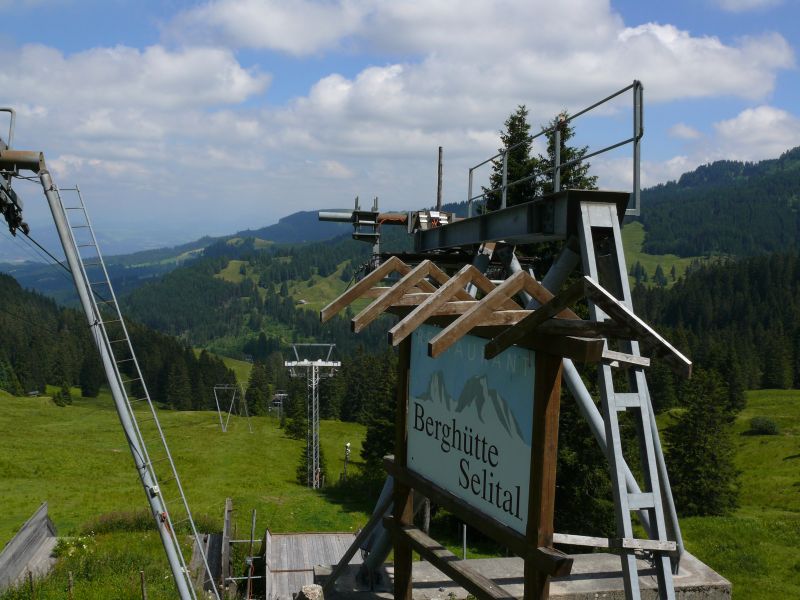 Am Schwarzenbüel im Selital gibt es zwei weitere Schlepplifte, die ein seperates Skigebiet bilden, Juli 2008