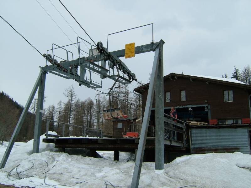 Talstation der Sesselbahn Oberwald-Hungerberg, April 2006