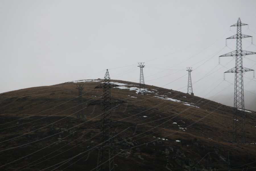Zoom zum oberen, abschüssigen Streckenabschnitt der Luftseilbahn von Ulrichen zum Kraftwerk Aegina von Streiff, Oktober 2010