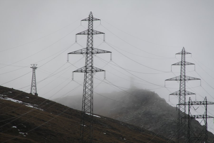 Luftseilbahn Ulrichen-Aegina. Im Nebel auf dem Berggrat befindet sich eine Kurve, Oktober 2010