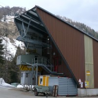 Talstation der Kraftwerksbahn Heiligkreuz-Chummibord zuhinterst im Binntal, April 2009