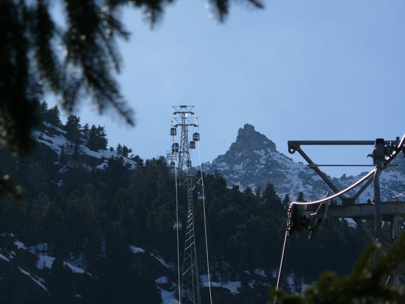 Blick auf die steile Strecke der Kabinenbahn Grächen-Seetalhorn. Die Bahn macht insgesamt mehr als 1000 Höhenmeter, April 2009
