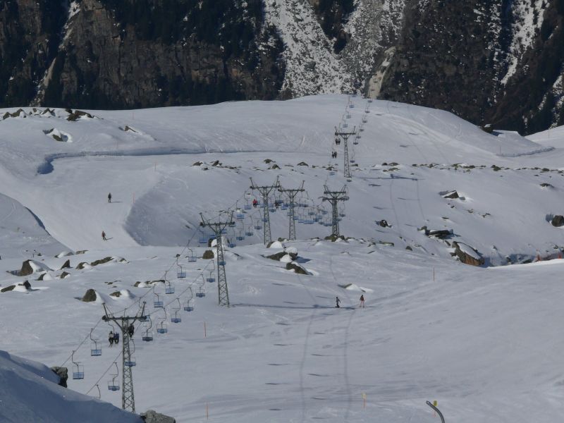 Blick auf die Strecke der Sesselbahn Plattja-Seetalhorn, April 2009