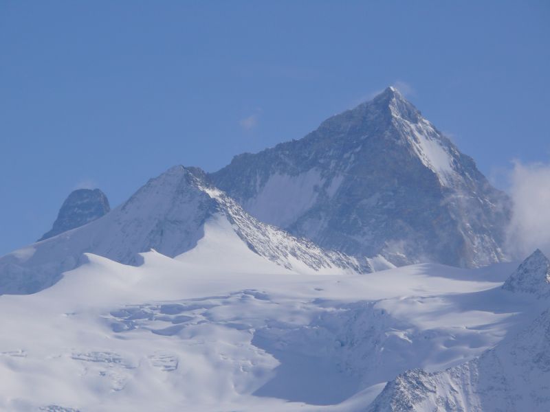 Zoom zu einem schön vergletscherten Berg, links davon das Matterhon (?) März 2008