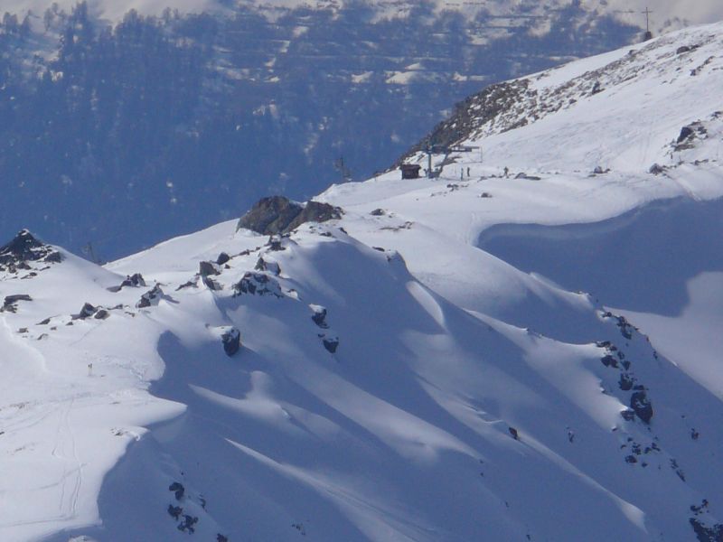 Zoom zum nahegelegenen Skigebiet Nax-Mont Noble mit dem gleichnamigen Poma-Schlepplift, März 2008