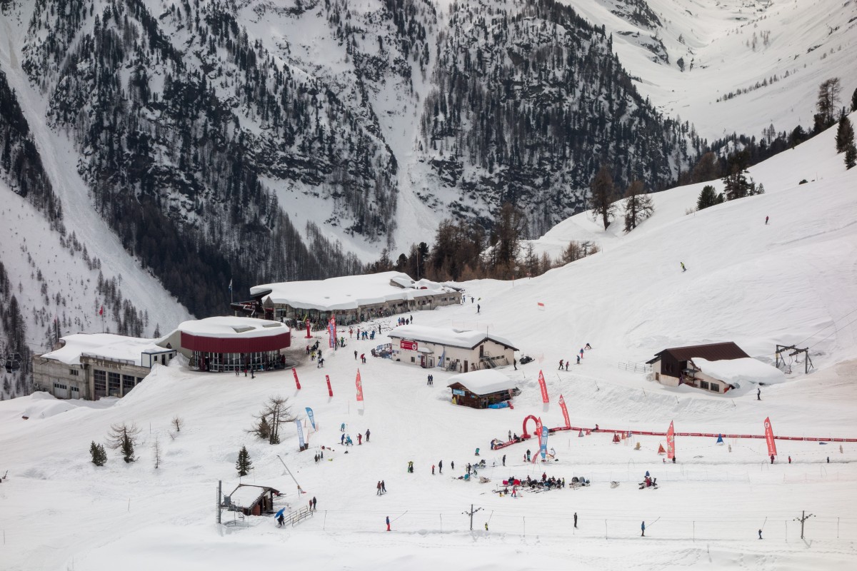 Bendolla mit Übungsgelände und der Bergstation der ehemaligen Sesselbahn Grimentz-Bendolla, April 2018