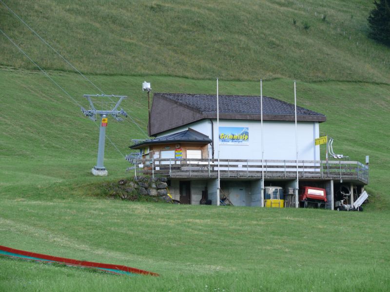 Seit 2005 bedient die Sesselbahn Stierengrimmi die meisten Pisten im Gebiet. Zuvor stand hier ein Oehler-Schlepplift, Juli 2008